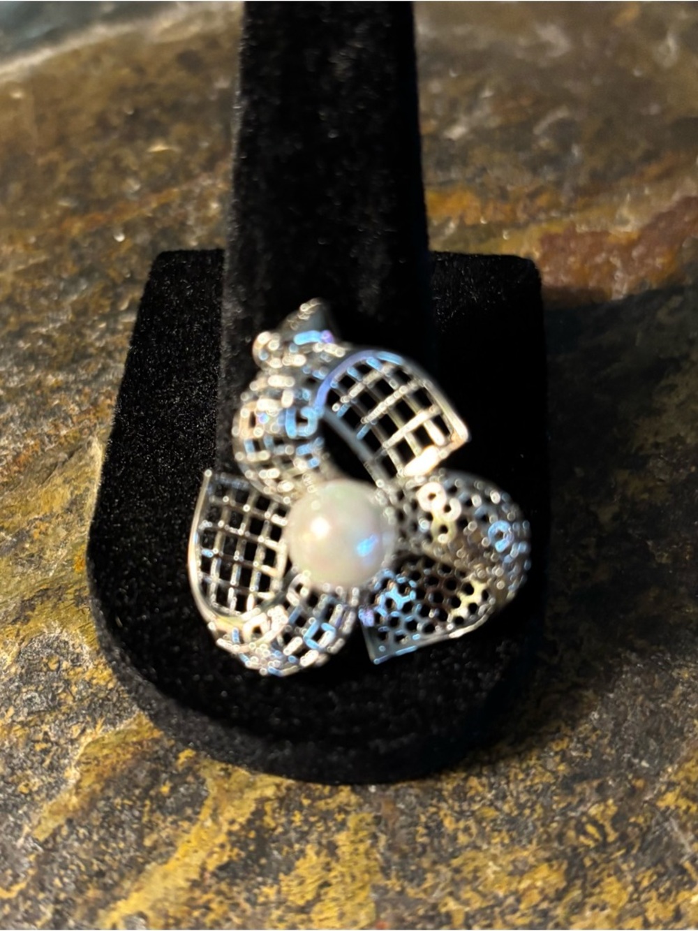 New White Gold Plated Floral Design Pendant w/Faux Pearl